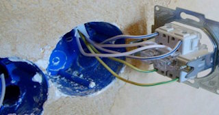 Монтаж проходного выключателя от 581 руб. в Ивантеевке